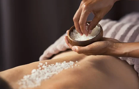 body-scrub-with-salt-at-spa-M9NUCP5.jpg - Brilen Reduit centro estetico premium